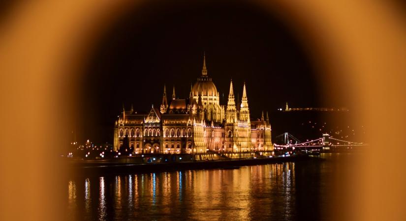 Ez a magyar Parlament legrejtettebb gyöngyszeme, az egész világ csodájára jár a gyönyörű országházi könyvtárnak