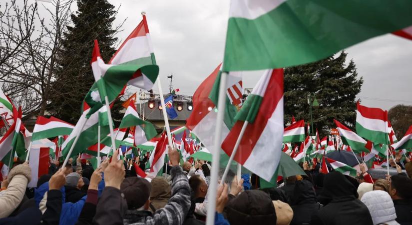 Elképesztő tömeg lepte meg Orbán Viktort Pécelen! - Fotók