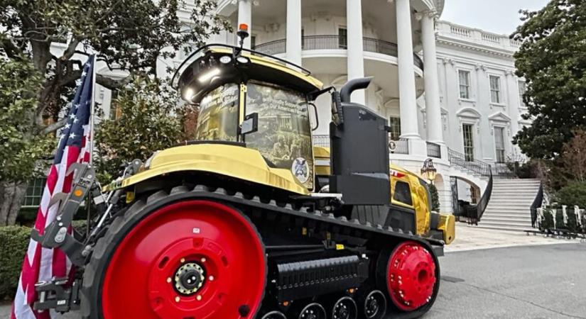Több mint munkagép: Miért gurult egy arany traktor az elnöki rezidencia elé?