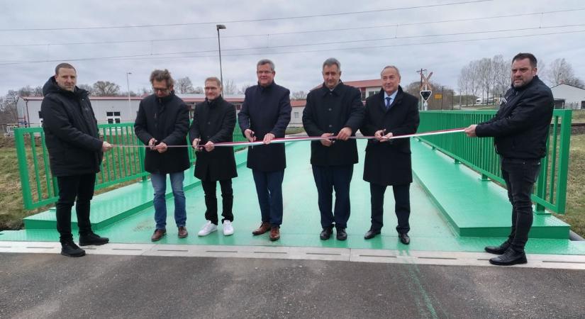 Elsodorta a vörösiszap, most újjászületett a kolontári híd