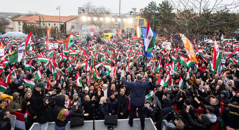 Hatalmas tömeg várta Orbán Viktort Pécelen is (videó)