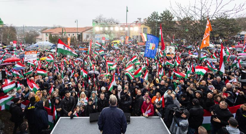 Felemelő hangulat Pécelen – Itt vannak a legfrissebb fotók Orbán Viktor országjárásról