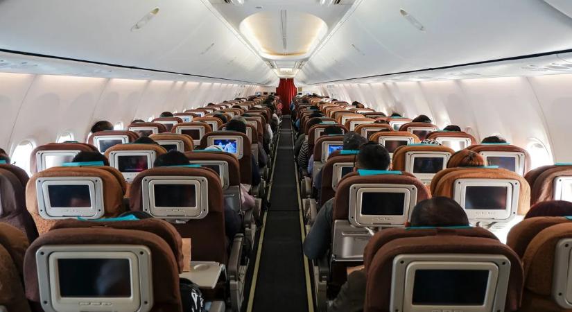 Ezekre a helyekre ne üljön a repülőgépen – mutatjuk, miért nem biztonságosak