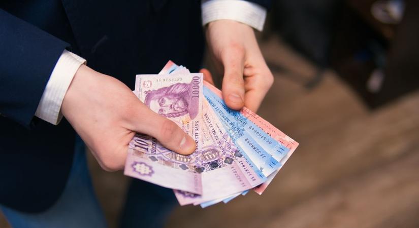 Vége a titkolózásnak: mindenki láthatja majd a fizetéseket