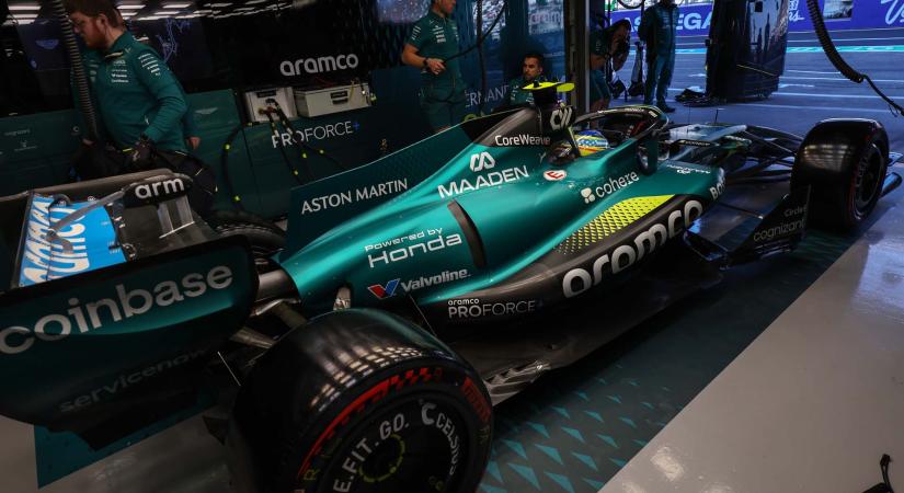 Elmúlt, majd visszatért a vibráció Alonso Aston Martinjában