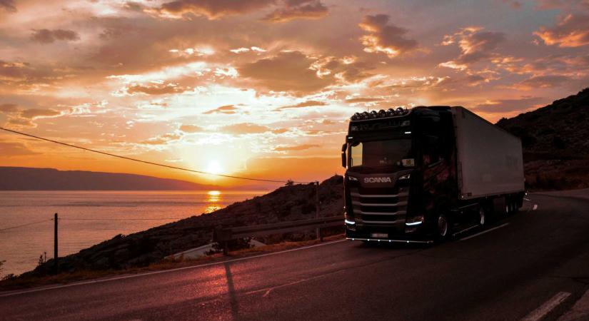 Szőrén-szálán eltűnt a 12 tonnányi édességet szállító kamion – Hiány lehet az európai piacon