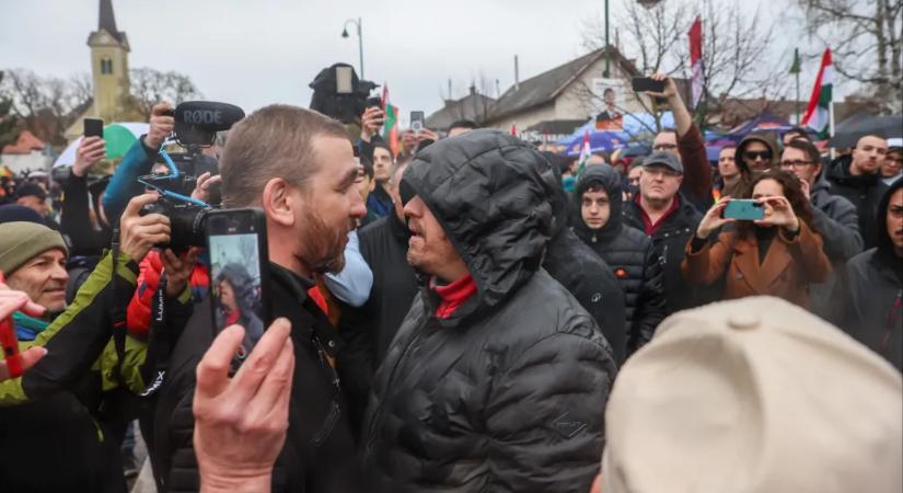 A főutcán, a forgalmat leállítva alakult ki dulakodás Orbán Viktor péceli fórumán
