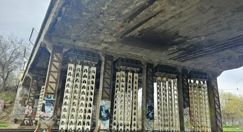 Megtudtuk, miért dúcolták alá a debreceni felüljárót