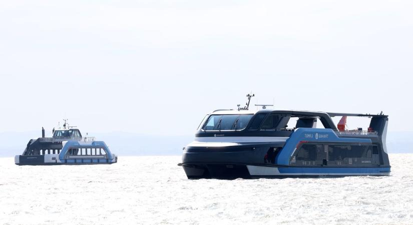 Méteres hullámok és hat hajó díszsorfala: viharos szélben startolt el a 180. balatoni hajózási szezon