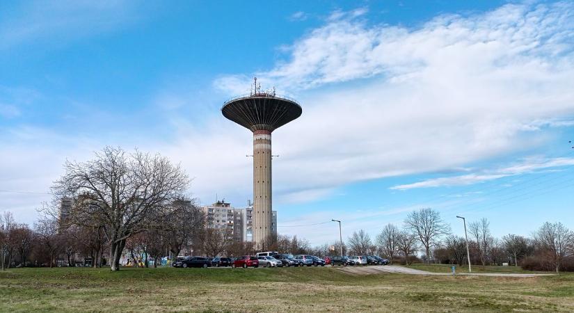 Szél borzolja a hajakat Dunaújvárosban