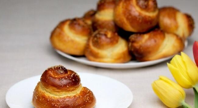 A húsvéti asztal illatos kedvencei: így készül a puha citromos kalács és cukros tetejű foszlós briós