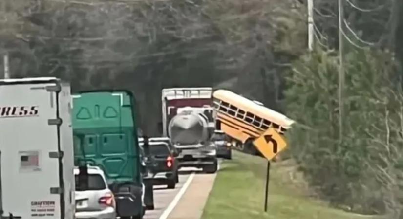 Iskolabusz ütközött több járművel az USA-ban – két gyerek meghalt, heten súlyosan megsérültek