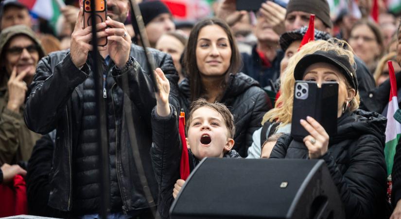 Szuper cuki kép született Pécelen - első sorból szurkolt egy kisfiú Orbán Viktornak