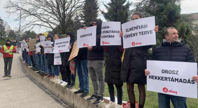 Kővel és tojással dobálták meg az aHang aktivistáit Veszprémben Orbán Viktor fellépése előtt