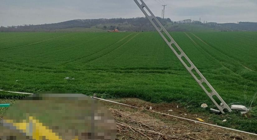 Alaposan elbánt egy autó ezzel a villanyoszloppal a 82-es főúton ( helyszíni fotók)