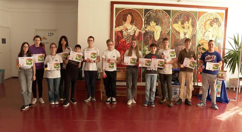 25 másodperc alatt kirakta a Rubik-kockát! A fiatalok nagyon jól tekerik...