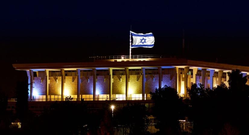 Súlyos helyzet állt elő Izraelben – becsapódott egy iráni ballisztikus rakéta