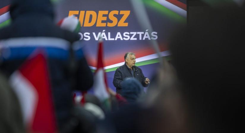 Földre vittek egy ellentüntetőt a fekete kabátosok Orbán beszéde alatt Pécelen – videó