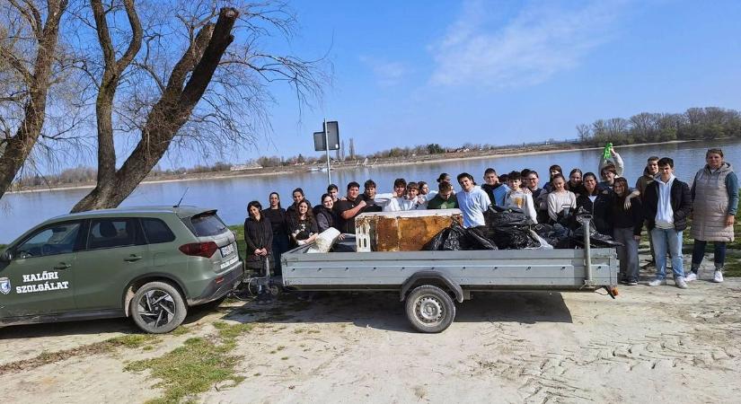 Nem viccelt a Duna-partra vonuló tömeg - 5 elefántbika súlyát szedték össze