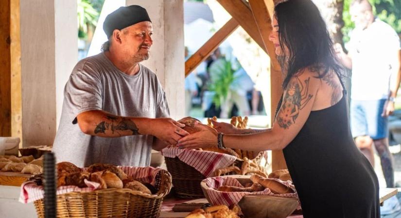 Nem is gondolná: ezzel az egyszerű trükkel marad friss a kenyér!