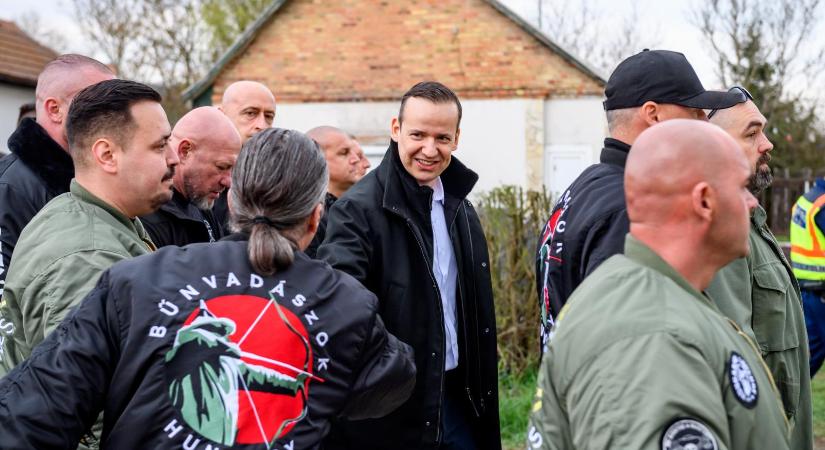 „Vége, takarodó, börtönbe mennek…!” – Erődemonstrációt tartott Kállón a magyar szélsőjobb, Toroczkai László elszámoltatná Magyar Pétert is