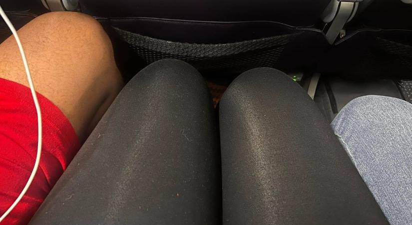 Kitett egy fotót arról, ahogy két férfi között ül egy repülőn: felrobbant az internet