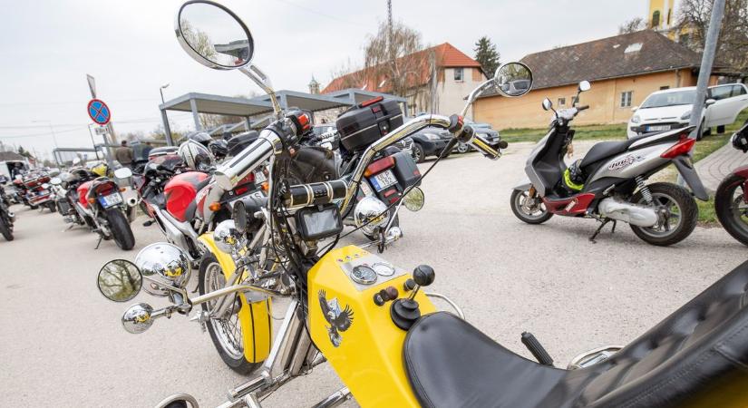 Füstölgő gumik, bőrszerkó és adrenalin: motorostalálkozót tartottak Polgárdiban (galéria)