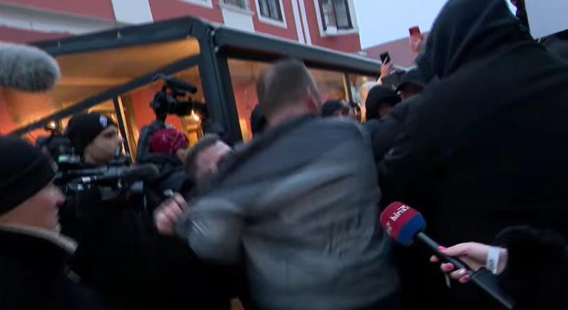 Erőszakosak voltak a Hír TV munkatársaival a tiszás agresszorok Győrben videó
