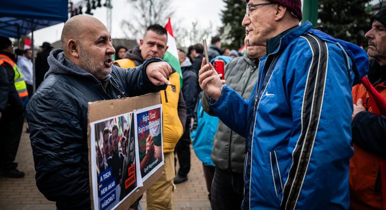 Elmérgesedett a helyzet Pécelen: molinórablás, útfoglalás és buszmegállítás Orbán Viktor beszéde alatt