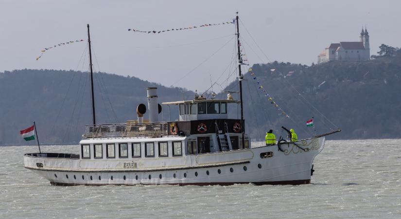 Három évtized hajói nyitották meg az idei szezont a Balatonon – képek