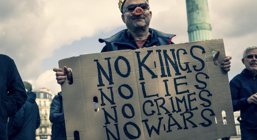 Világszerte milliók tüntetnek egyszerre Donald Trump ellen