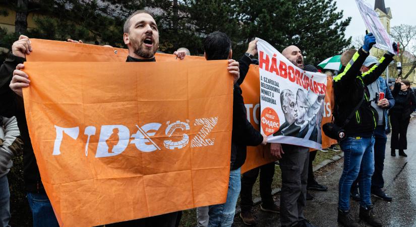 A péceli teret is alig töltötte meg Orbán Viktor, megint Adolfék védték a rendet