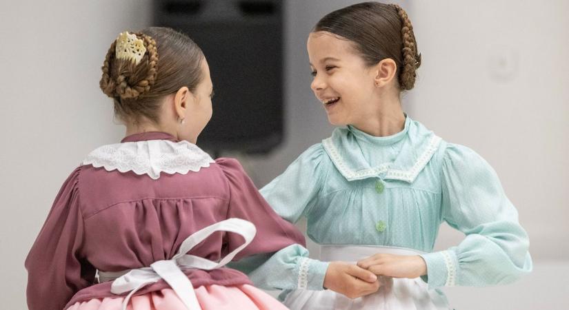 Elkezdődött a XIV. Mezőföld virágai szólótáncverseny Székesfehérváron (galéria, videó)