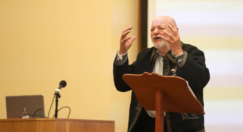 Anyag és szellem kettőse: Galánfi András tárlattal és irodalmi esttel ünnepelte születésnapját Debrecenben