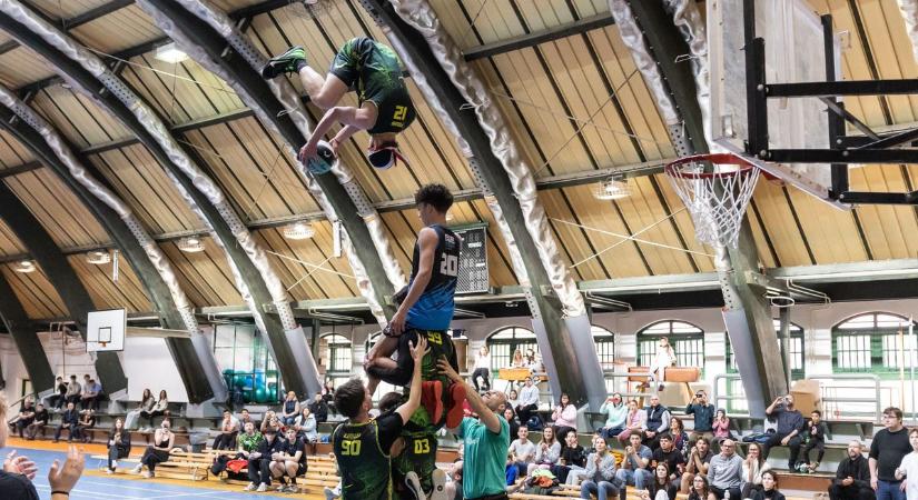 Videón a nyakatekert kosártrükkök: elképesztő show-t nyomott a Face Team Tatán