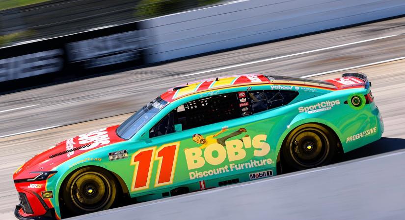 Denny Hamlin megszerezte karrierje 49. pole-ját Martinsville-en