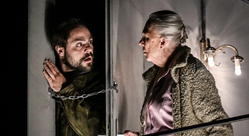 Feltörekvő tatabányai színészt is díjaztak a színházi világnap alkalmából