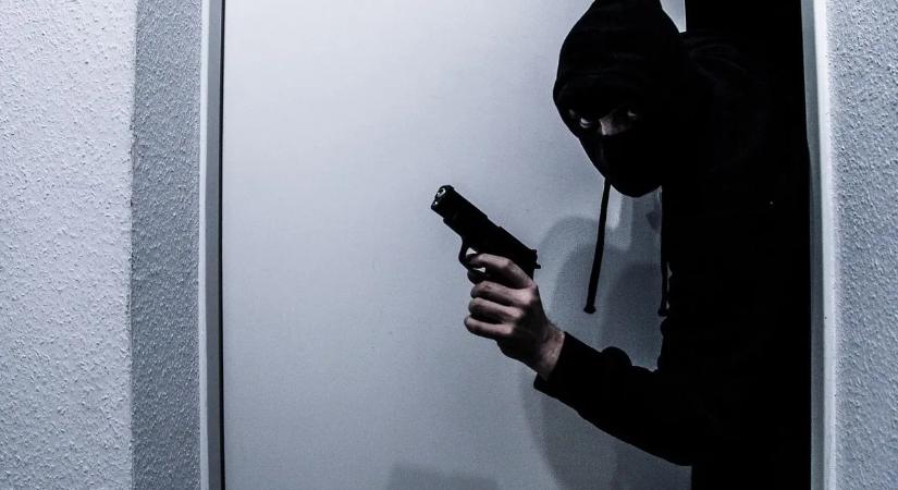 Saját otthonában támadt rá a betörő, így jutott ki élve a lakásából