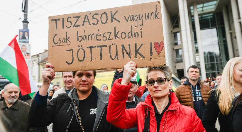 Központilag szervezett fideszes csapatot állítottak rá Orbán Viktor országjárásán az ellentüntetőkre