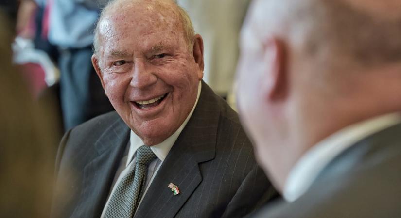 Meghalt David B. Cornstein, korábbi amerikai nagykövet