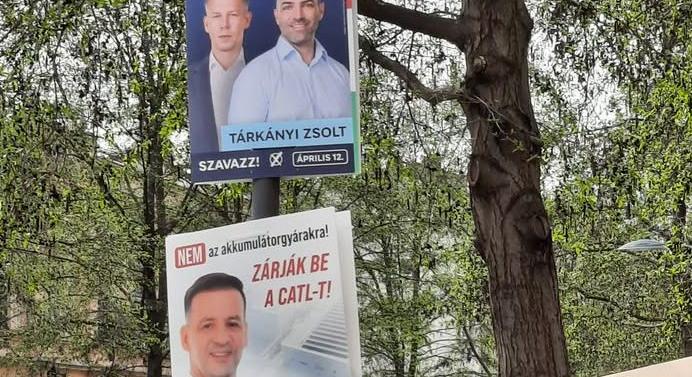 Furcsaságok és vicces együttállások a debreceni plakáterdőben