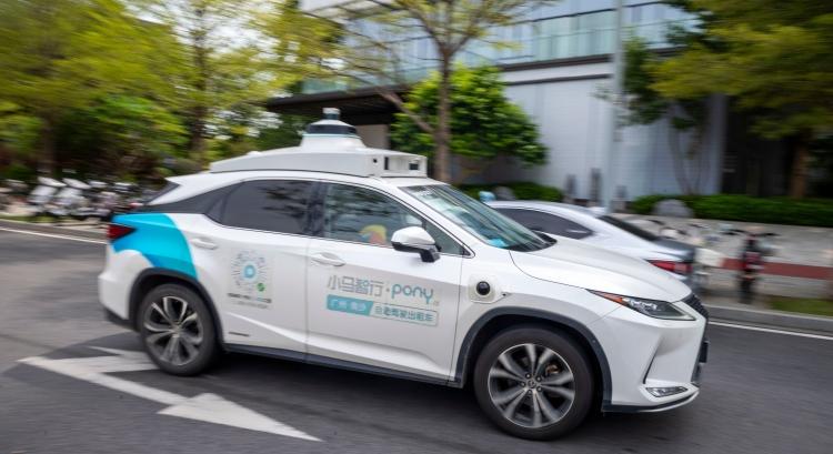 Még idén több ezer önvezető robottaxi állhat munkába