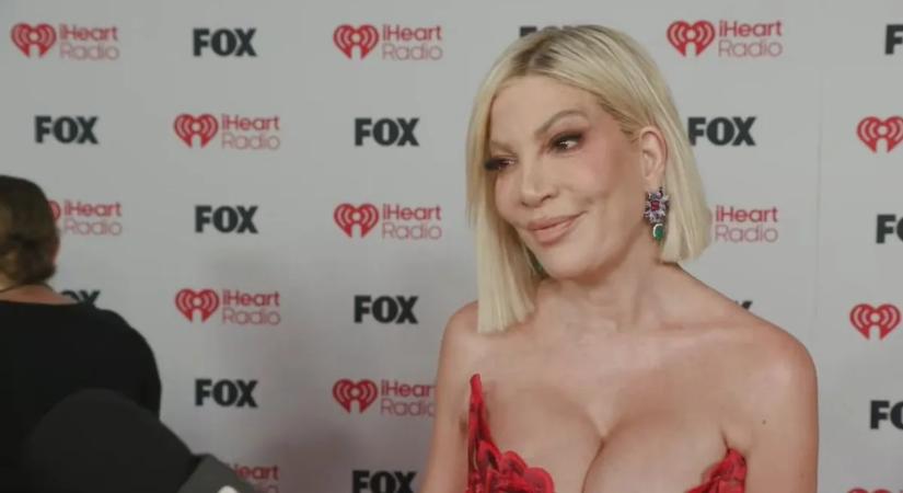 Hűha: Alig takaró tűzpiros estélyiben mutatta meg dús kebleit Tori Spelling