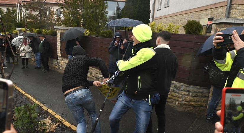 Fekete kabátosok, molinólopás, esernyős támadás Pécelen – többen csak unalomból hallgatták Orbánt, aztán jött a dulakodás