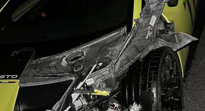 A felismerhetetlenségig összeroncsolódott a szupersportkocsi