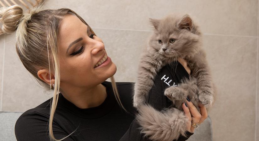 Juj, de feszül a piros trikó Metzker Viki mellén