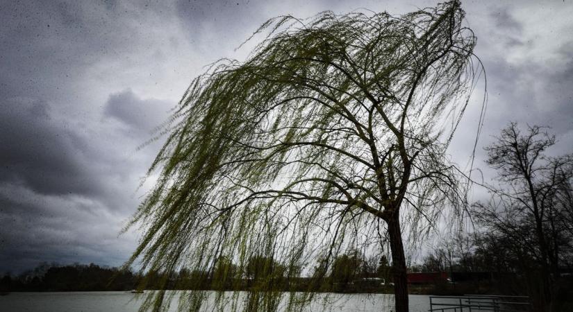 Több járásban is visszavonták a meteorológiai riasztást, de vasárnap még nincs vége a szélviharnak