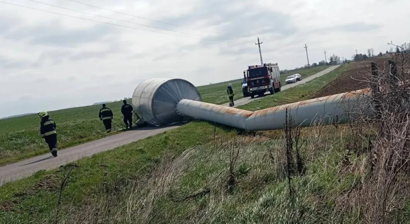 Hatalmas víztornyot döntött az útra Lengyeltótiban az erős szél