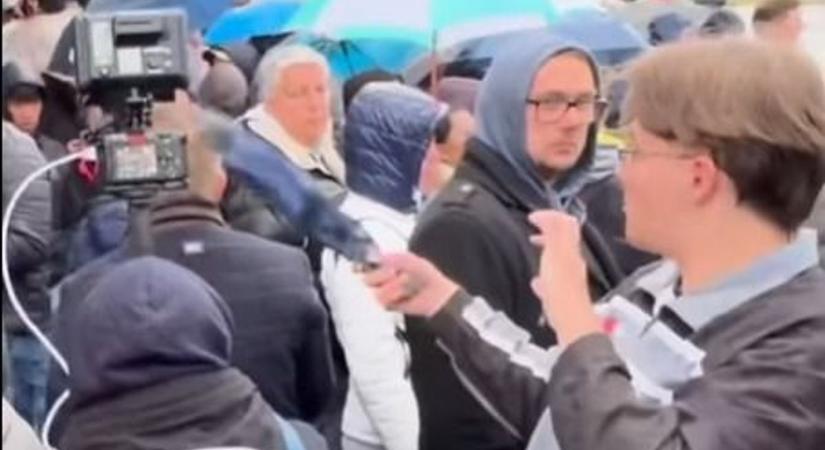 Újabb erőszakos Tisza-akciónak lehetünk szemtanúi: esernyővel támadtak Bohár Dánielre (VIDEÓ)