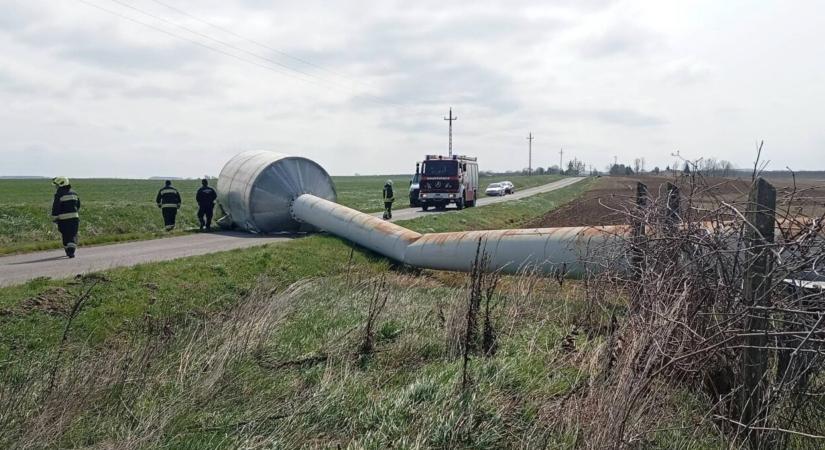Kidöntött egy víztornyot a szél Lengyeltótiban